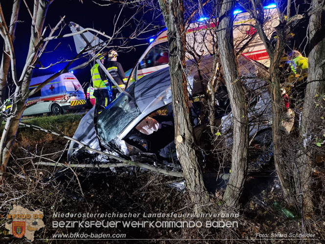 20221115 Verkehrsunfall mit Menschenrettung auf der L154 Gnseldorf - Teesdorf  Foto: Stefan Schneider BFKDO BADEN