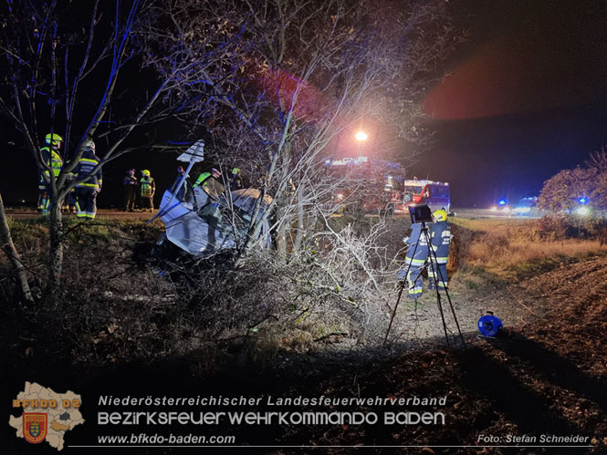 20221115 Verkehrsunfall mit Menschenrettung auf der L154 Gnseldorf - Teesdorf  Foto: Stefan Schneider BFKDO BADEN