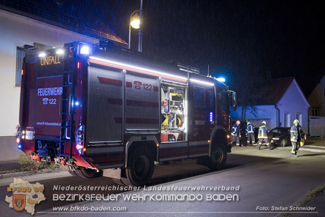 20221120 Pkw prallt im Ortsgebiet von Tribuswinkel gegen parkendes Fahrzeug  Foto: Stefan Schneider