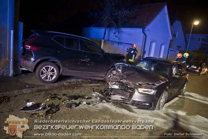 20221120 Pkw prallt im Ortsgebiet von Tribuswinkel gegen parkendes Fahrzeug  Foto: Stefan Schneider