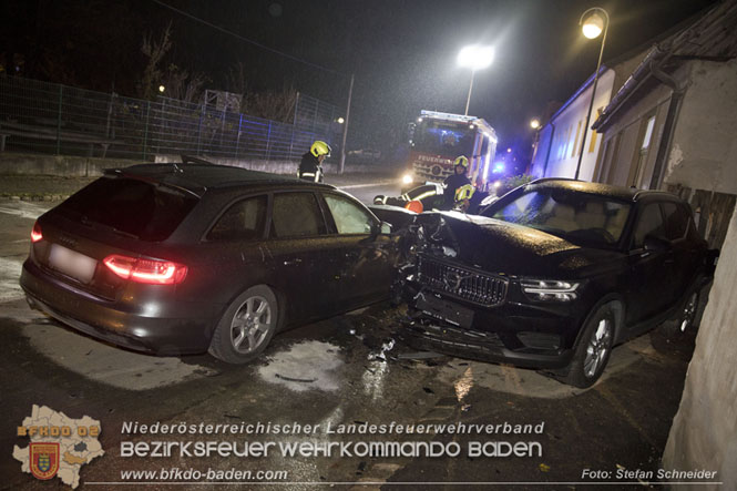 20221120 Pkw prallt im Ortsgebiet von Tribuswinkel gegen parkendes Fahrzeug  Foto: Stefan Schneider
