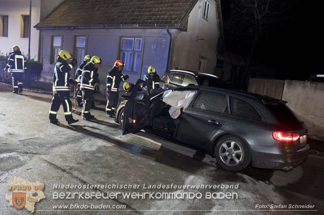 20221120 Pkw prallt im Ortsgebiet von Tribuswinkel gegen parkendes Fahrzeug  Foto: Stefan Schneider