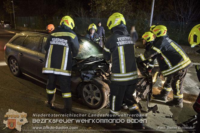 20221120 Pkw prallt im Ortsgebiet von Tribuswinkel gegen parkendes Fahrzeug  Foto: Stefan Schneider
