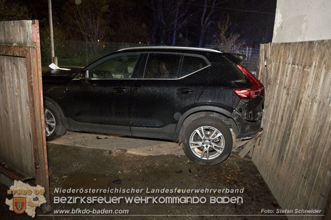 20221120 Pkw prallt im Ortsgebiet von Tribuswinkel gegen parkendes Fahrzeug  Foto: Stefan Schneider