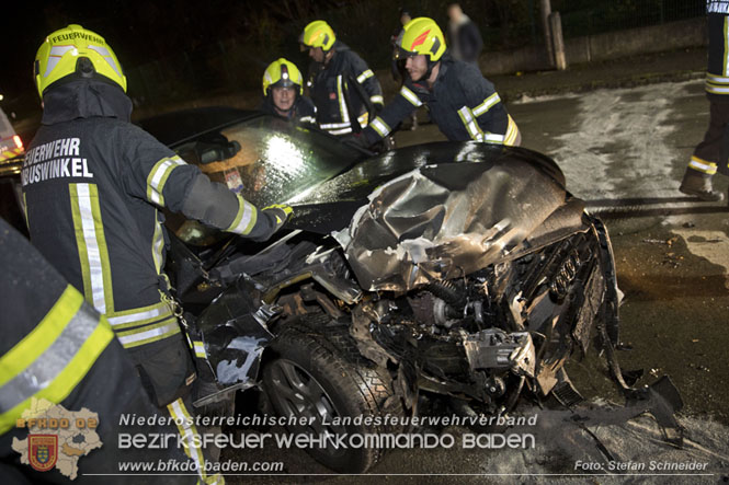 20221120 Pkw prallt im Ortsgebiet von Tribuswinkel gegen parkendes Fahrzeug  Foto: Stefan Schneider