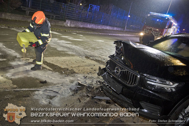 20221120 Pkw prallt im Ortsgebiet von Tribuswinkel gegen parkendes Fahrzeug  Foto: Stefan Schneider