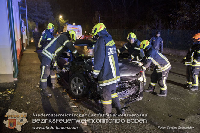 20221120 Pkw prallt im Ortsgebiet von Tribuswinkel gegen parkendes Fahrzeug  Foto: Stefan Schneider