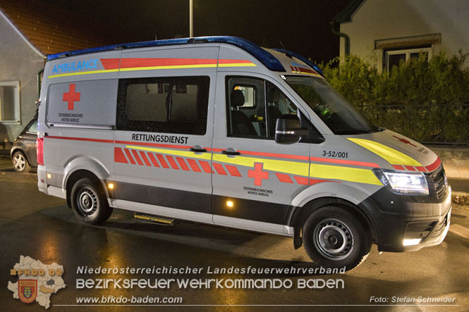 20221120 Pkw prallt im Ortsgebiet von Tribuswinkel gegen parkendes Fahrzeug  Foto: Stefan Schneider