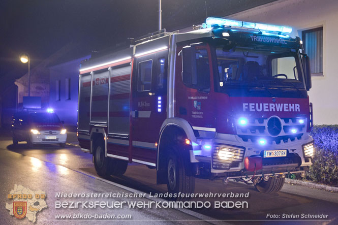 20221120 Pkw prallt im Ortsgebiet von Tribuswinkel gegen parkendes Fahrzeug  Foto: Stefan Schneider