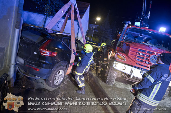 20221120 Pkw prallt im Ortsgebiet von Tribuswinkel gegen parkendes Fahrzeug  Foto: Stefan Schneider