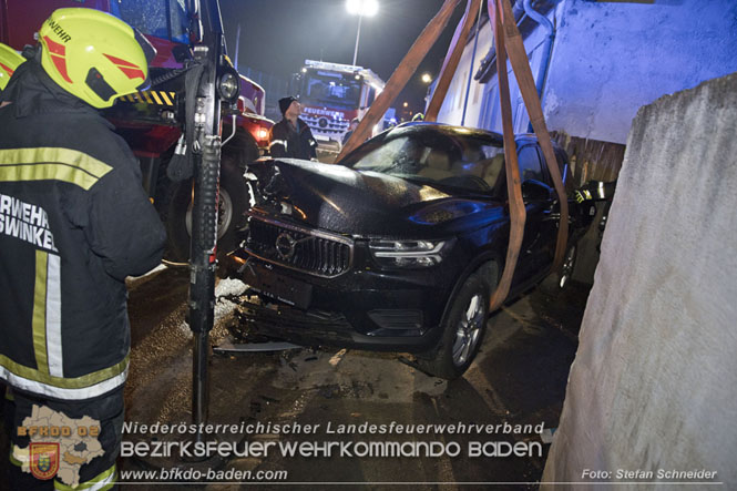 20221120 Pkw prallt im Ortsgebiet von Tribuswinkel gegen parkendes Fahrzeug  Foto: Stefan Schneider