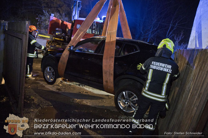 20221120 Pkw prallt im Ortsgebiet von Tribuswinkel gegen parkendes Fahrzeug  Foto: Stefan Schneider