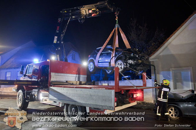 20221120 Pkw prallt im Ortsgebiet von Tribuswinkel gegen parkendes Fahrzeug  Foto: Stefan Schneider