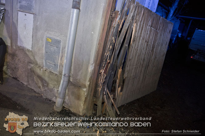 20221120 Pkw prallt im Ortsgebiet von Tribuswinkel gegen parkendes Fahrzeug  Foto: Stefan Schneider