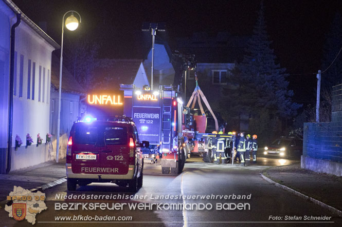 20221120 Pkw prallt im Ortsgebiet von Tribuswinkel gegen parkendes Fahrzeug  Foto: Stefan Schneider