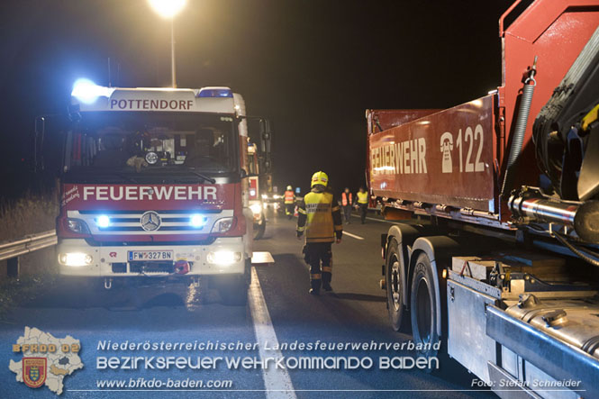 20221125 Gefhrliche Situation nach Unfall mit Pferdeanhnger auf der A3 zwischen Pottendorf N und Hornstein BGLD   Foto: Stefan Schneider BFKDO BADEN