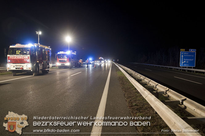 20221125 Gefhrliche Situation nach Unfall mit Pferdeanhnger auf der A3 zwischen Pottendorf N und Hornstein BGLD   Foto: Stefan Schneider BFKDO BADEN