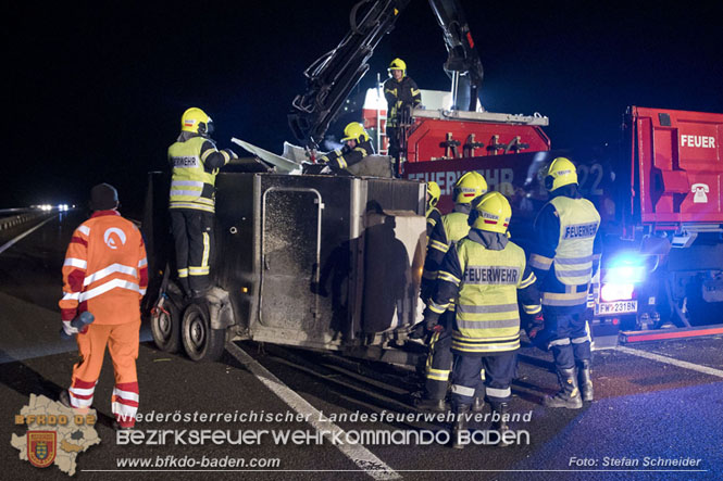 20221125 Gefhrliche Situation nach Unfall mit Pferdeanhnger auf der A3 zwischen Pottendorf N und Hornstein BGLD   Foto: Stefan Schneider BFKDO BADEN