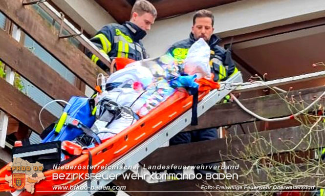 20221126 Menschenrettung ber Schiebeleiter  Foto: Freiwillige Feuerwehr Oberwaltersdorf