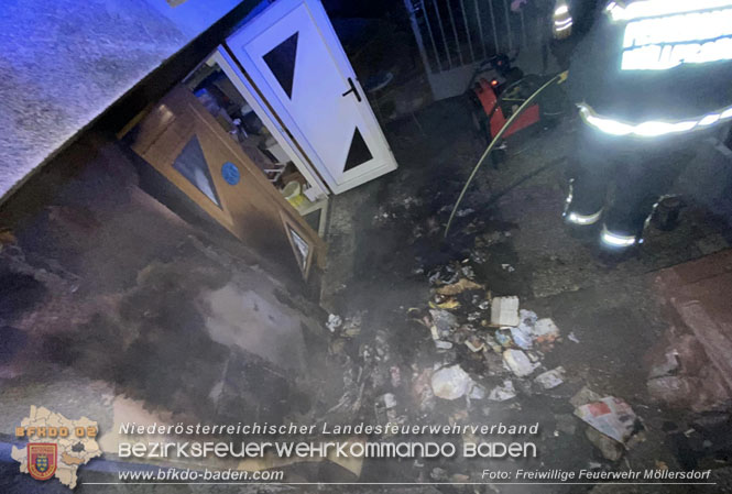 20221222 Müllbehälterbrand griff auf Hausfassade über Foto: Freiwillige Feuerwehr Möllersdorf 20221222 Müllbehälterbrand griff auf Hausfassade über Foto: Freiwillige Feuerwehr Möllersdorf