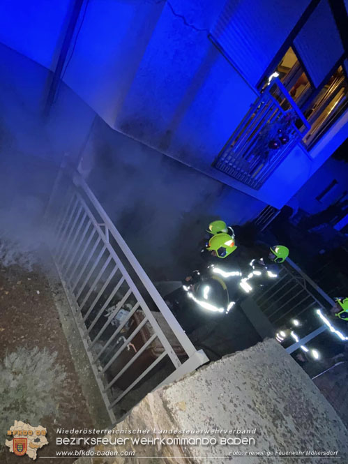 20221222 Müllbehälterbrand griff auf Hausfassade über Foto: Freiwillige Feuerwehr Möllersdorf 20221222 Müllbehälterbrand griff auf Hausfassade über Foto: Freiwillige Feuerwehr Möllersdorf