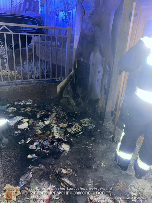 20221222 Müllbehälterbrand griff auf Hausfassade über  Foto: Freiwillige Feuerwehr Möllersdorf