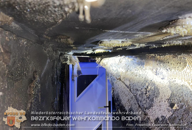 20221222 Müllbehälterbrand griff auf Hausfassade über  Foto: Freiwillige Feuerwehr Möllersdorf