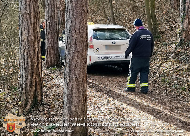 20221224 Déjà-vu im Badener Kurpark - neuerlich Pkw auf Waldweg!  Foto: Freiwillige Feuerwehr Baden-Stadt / Stefan Schneider