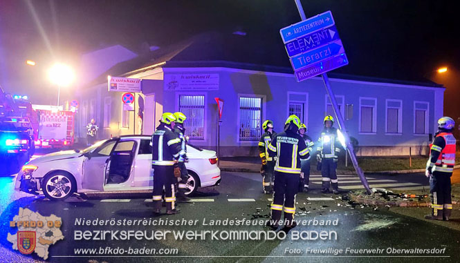 20230101 Pkw-Lenker verunfallt im Ortsgebiet Oberwaltersdorf  Foto: Freiwillige Feuerwehr Oberwaltersdorf