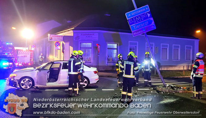 20230101 Pkw-Lenker verunfallt im Ortsgebiet Oberwaltersdorf Foto: Freiwillige Feuerwehr Oberwaltersdorf 20230101 Pkw-Lenker verunfallt im Ortsgebiet Oberwaltersdorf Foto: Freiwillige Feuerwehr Oberwaltersdorf