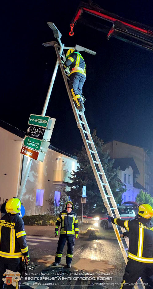 20230101 Pkw-Lenker verunfallt im Ortsgebiet Oberwaltersdorf  Foto: Freiwillige Feuerwehr Oberwaltersdorf