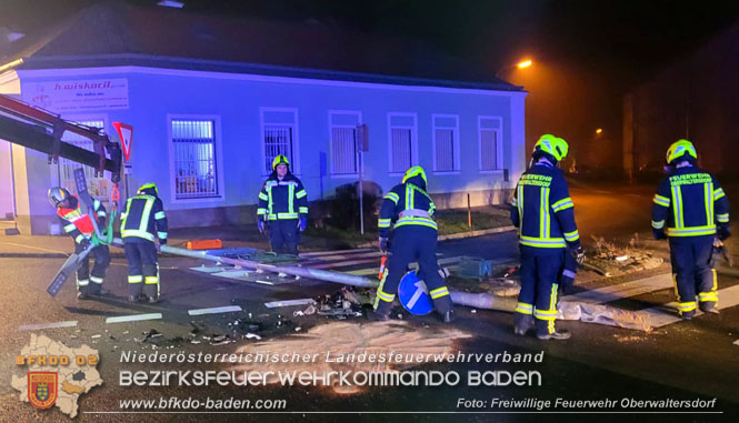 20230101 Pkw-Lenker verunfallt im Ortsgebiet Oberwaltersdorf Foto: Freiwillige Feuerwehr Oberwaltersdorf 20230101 Pkw-Lenker verunfallt im Ortsgebiet Oberwaltersdorf Foto: Freiwillige Feuerwehr Oberwaltersdorf