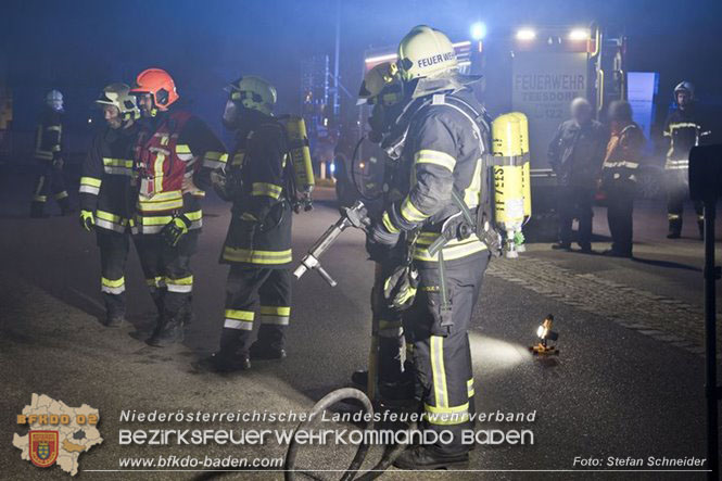20230107 Brand einer Stromleitung unter Wärmeverbundfassade in Teesdorf  Foto: Stefan Schneider BFKDO BADEN