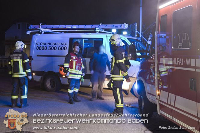 20230107 Brand einer Stromleitung unter Wärmeverbundfassade in Teesdorf Foto: Stefan Schneider BFKDO BADEN 20230107 Brand einer Stromleitung unter Wärmeverbundfassade in Teesdorf Foto: Stefan Schneider BFKDO BADEN