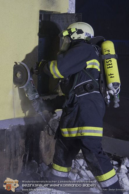 20230107 Brand einer Stromleitung unter Wrmeverbundfassade in Teesdorf  Foto: Stefan Schneider BFKDO BADEN