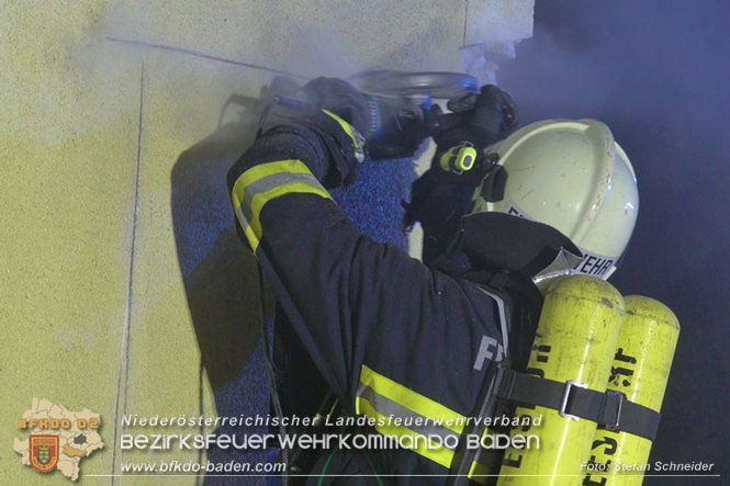 20230107 Brand einer Stromleitung unter Wärmeverbundfassade in Teesdorf  Foto: Stefan Schneider BFKDO BADEN