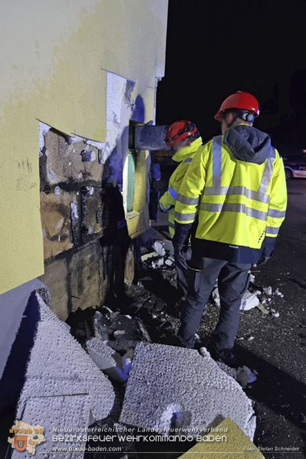 20230107 Brand einer Stromleitung unter Wrmeverbundfassade in Teesdorf  Foto: Stefan Schneider BFKDO BADEN