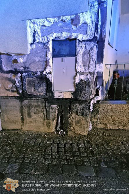 20230107 Brand einer Stromleitung unter Wärmeverbundfassade in Teesdorf Foto: Stefan Schneider BFKDO BADEN 20230107 Brand einer Stromleitung unter Wärmeverbundfassade in Teesdorf Foto: Stefan Schneider BFKDO BADEN