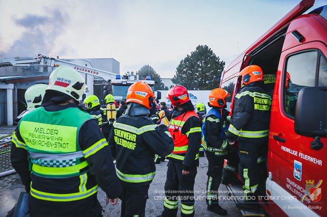 20230129 Brand in einem Traiskirchner Gewerbebetrieb   Foto: Bernhard Rzidky AFKDO Traiskirchen