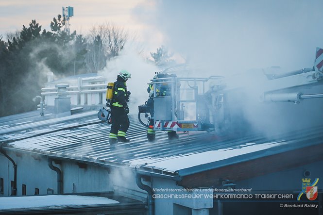 20230129 Brand in einem Traiskirchner Gewerbebetrieb   Foto: Bernhard Rzidky AFKDO Traiskirchen