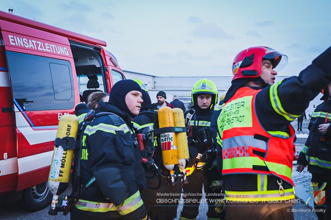 20230129 Brand in einem Traiskirchner Gewerbebetrieb   Foto: Bernhard Rzidky AFKDO Traiskirchen