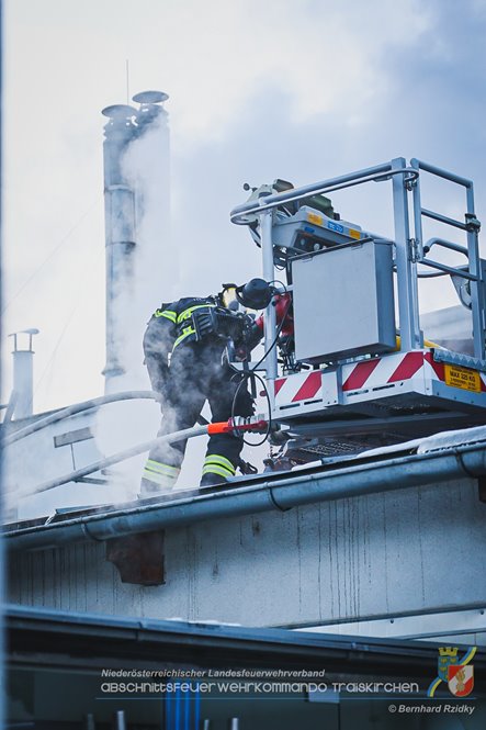 20230129 Brand in einem Traiskirchner Gewerbebetrieb   Foto: Bernhard Rzidky AFKDO Traiskirchen