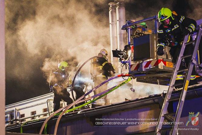 20230129 Brand in einem Traiskirchner Gewerbebetrieb   Foto: Bernhard Rzidky AFKDO Traiskirchen