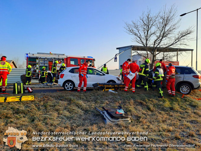 20230207 Schwerer Verkehrsunfall - 2 Personen eingeschlossen  Foto: Freiwillige Feuerwehr Oberwaltersdorf