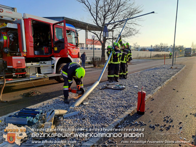 20230207 Schwerer Verkehrsunfall - 2 Personen eingeschlossen  Foto: Freiwillige Feuerwehr Oberwaltersdorf
