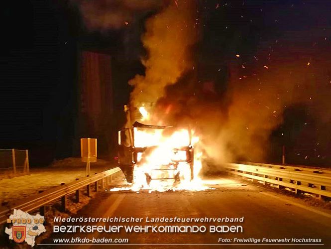 20230208 Lkw Sattelzug in Vollbrand bei Hochstra�   Foto: Freiwillige Feuerwehr Hochstra�
