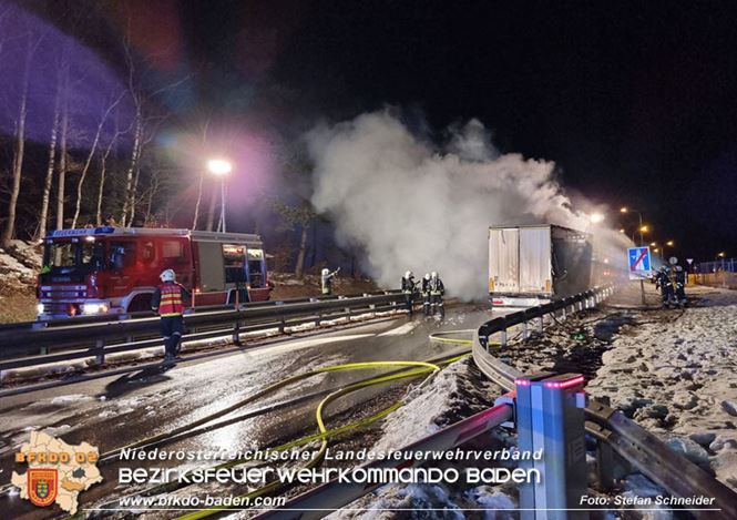 20230208 Lkw Sattelzug in Vollbrand bei Hochstra&szlig;   Foto: Stefan Schneider BFKDO BADEN