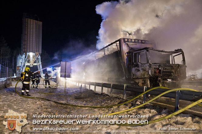 20230208 Lkw Sattelzug in Vollbrand bei Hochstra&szlig;   Foto: Stefan Schneider BFKDO BADEN