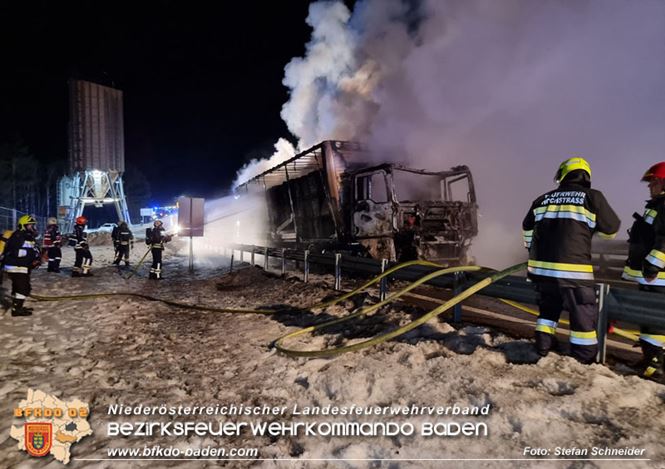 20230208 Lkw Sattelzug in Vollbrand bei Hochstra&szlig;   Foto: Stefan Schneider BFKDO BADEN