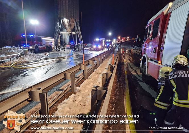 20230208 Lkw Sattelzug in Vollbrand bei Hochstra&szlig;   Foto: Stefan Schneider BFKDO BADEN